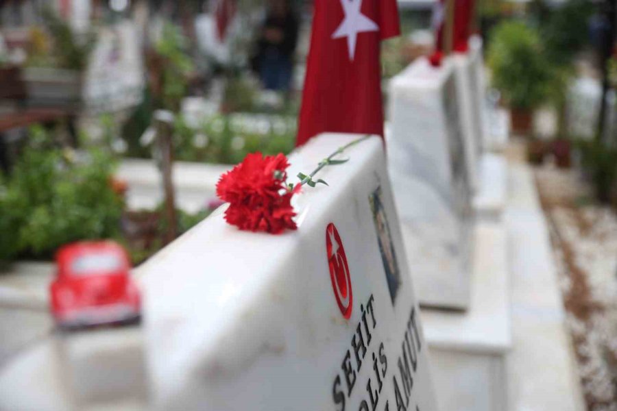 Şehit Babasından Duygulandıran Sözler: "7 Senedir Gelecek Diye Bekliyorum"