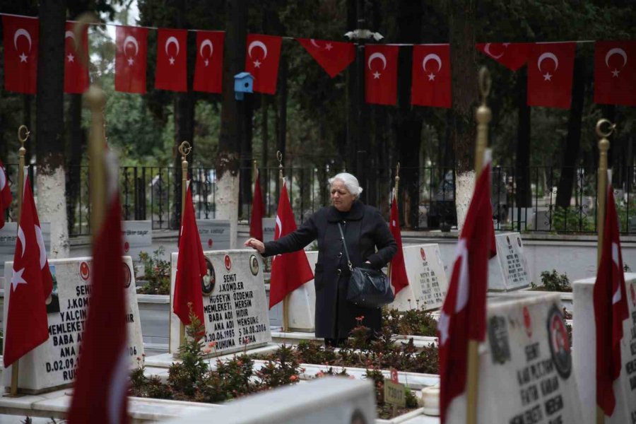 Şehit Babasından Duygulandıran Sözler: "7 Senedir Gelecek Diye Bekliyorum"