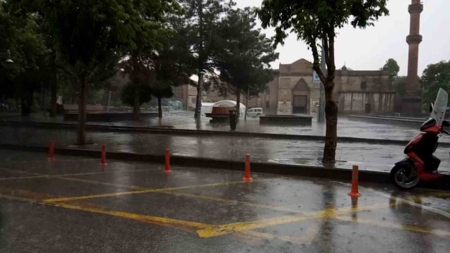 Aksaray’da Yağmur Etkili Oluyor