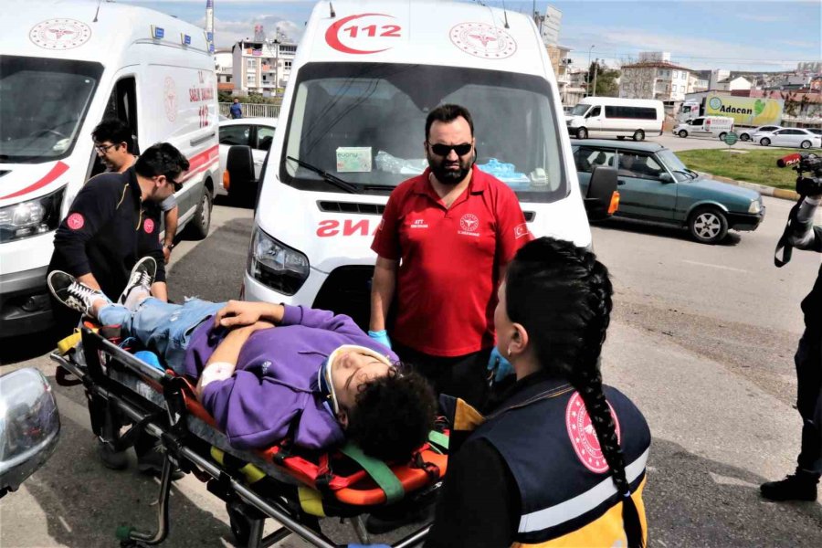 Kazada Yaralanan Baba Ağlayan Çocuğunu Bir An Olsun Bırakmadı