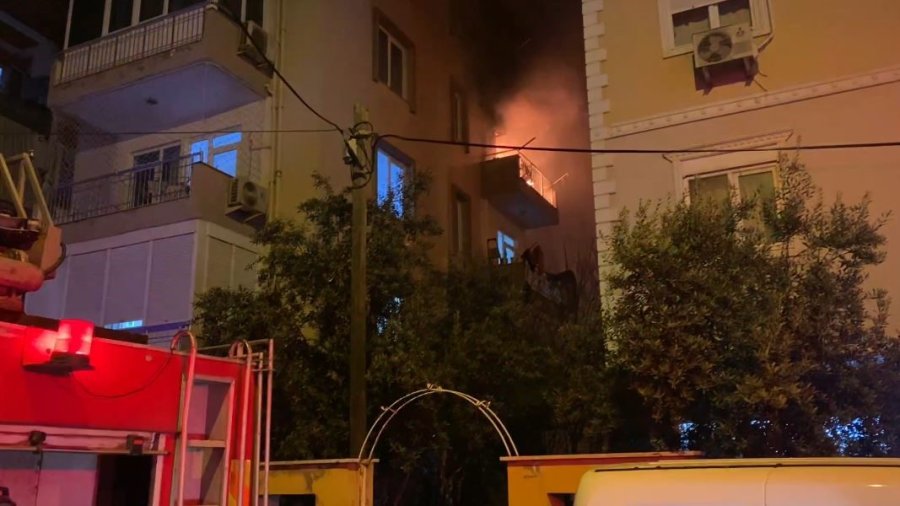 Öfkesini Evinden Çıkardı: Oturduğu Daireyi Ateşe Verip Kaçtı