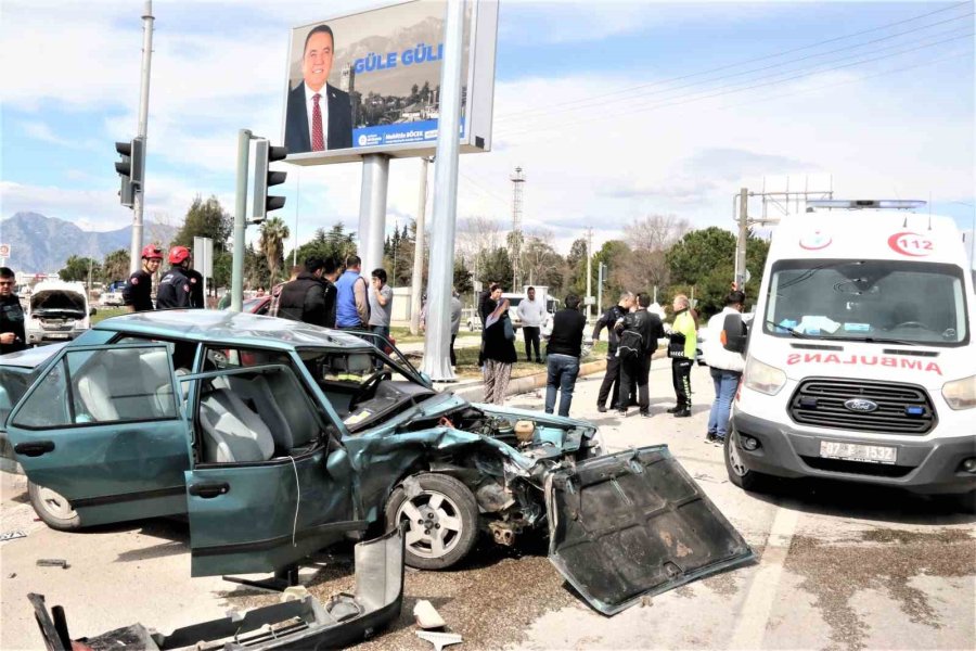 Kazada Yaralanan Baba Ağlayan Çocuğunu Bir An Olsun Bırakmadı