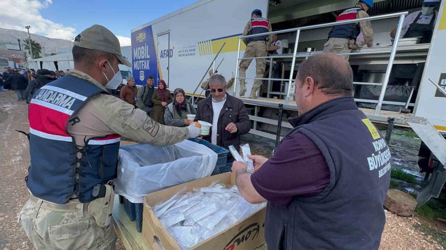 Konya’nın Mobil Yemek Ve Ekmek Araçları Hatay’da Depremzedelere Hizmet Veriyor