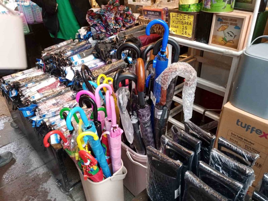 Yağışlar Şemsiye Satıcılarına Can Suyu Oldu