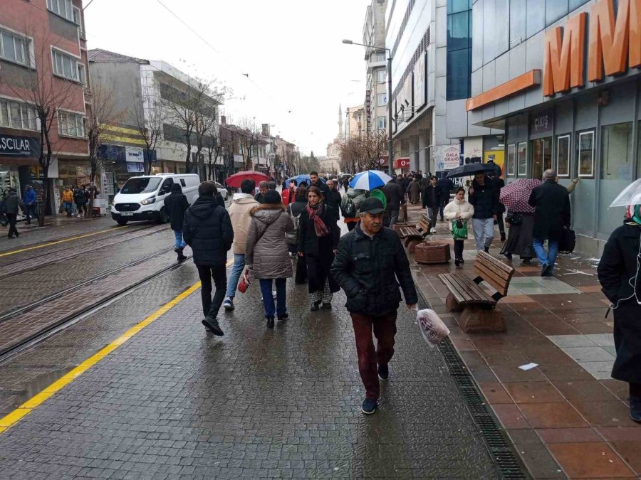 Yağışlar Şemsiye Satıcılarına Can Suyu Oldu