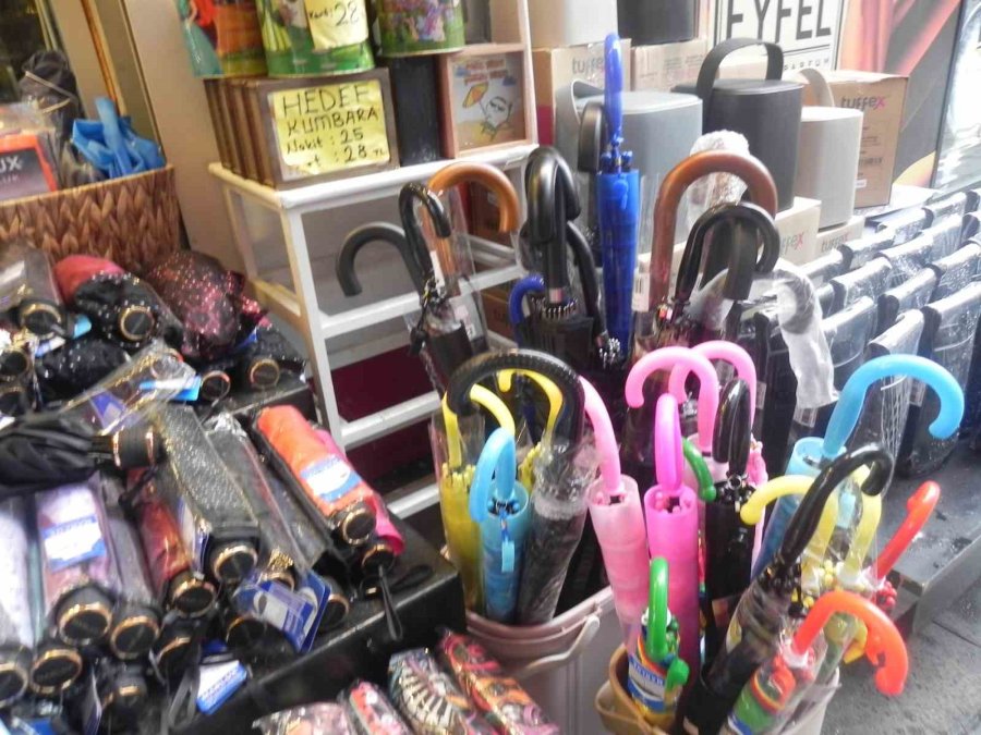 Yağışlar Şemsiye Satıcılarına Can Suyu Oldu