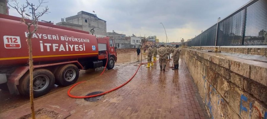 Kayseri, Deprem Bölgesinin Yanı Sıra Sel Yaşanan Bölgelerin De Yardımına Koştu