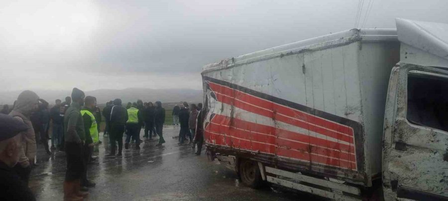 Tırla Kamyonet Çarpıştı: 1 Ölü