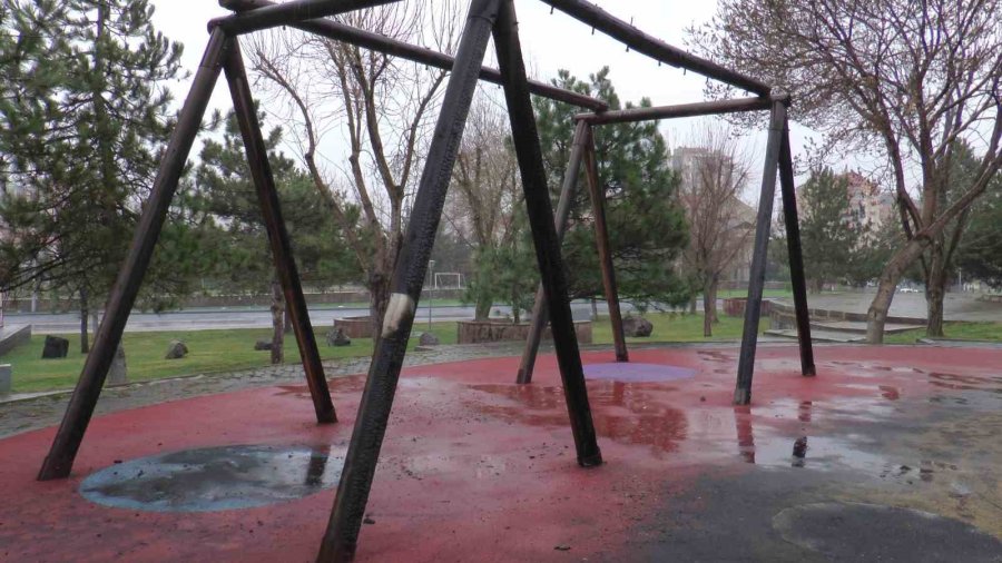 Park Yandı, Oyuncaklar Kül Oldu