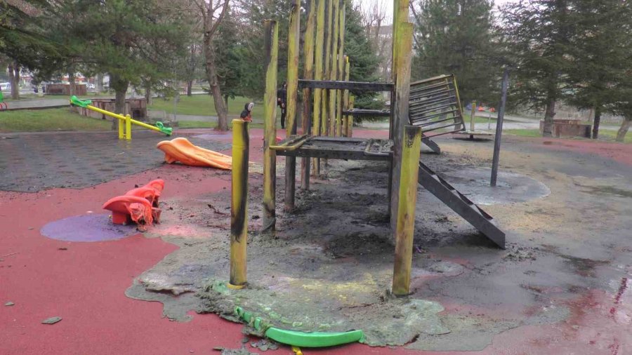 Park Yandı, Oyuncaklar Kül Oldu