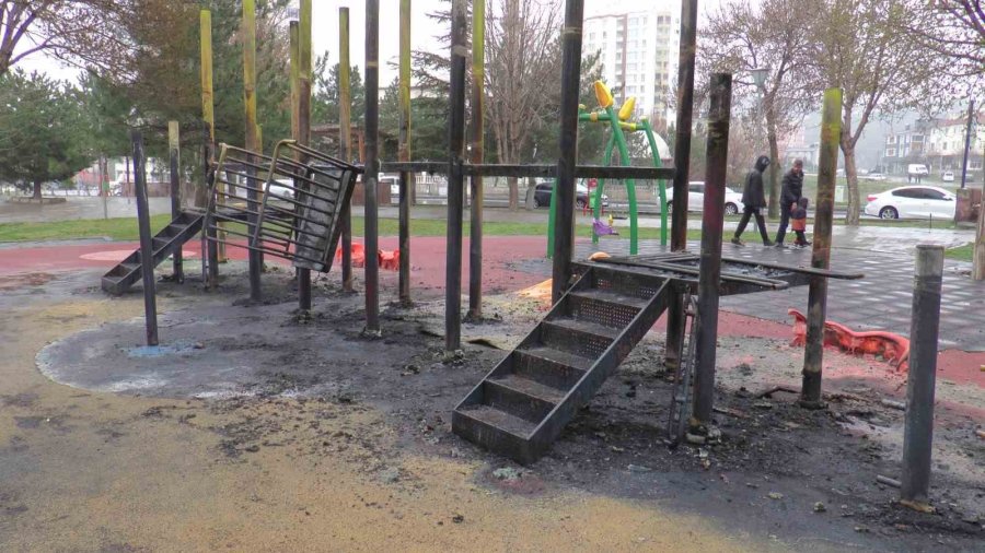 Park Yandı, Oyuncaklar Kül Oldu
