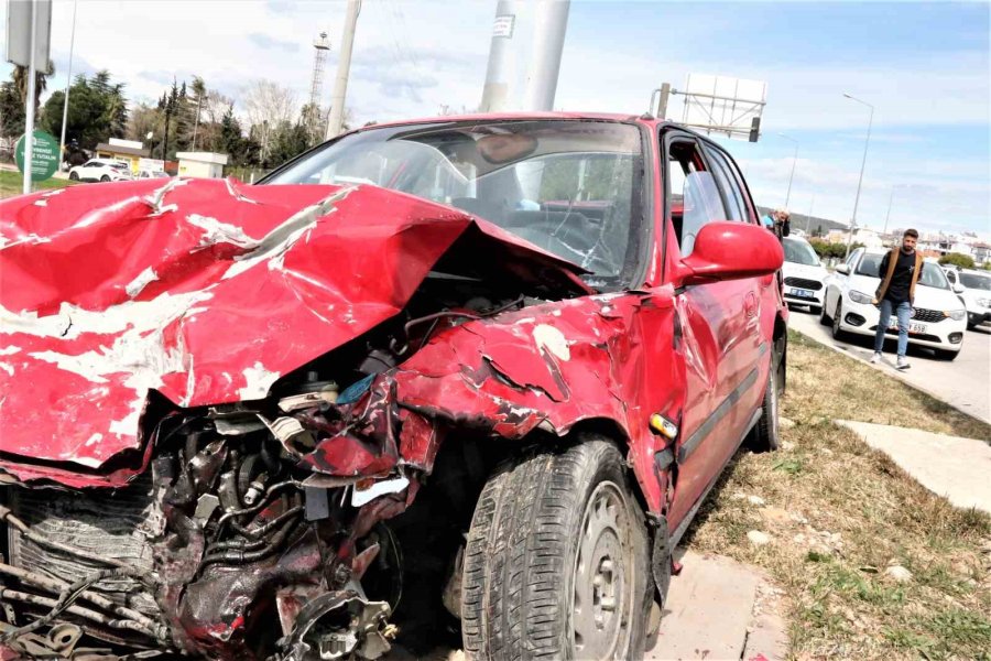 Kazada Yaralanan Baba Ağlayan Çocuğunu Bir An Olsun Bırakmadı