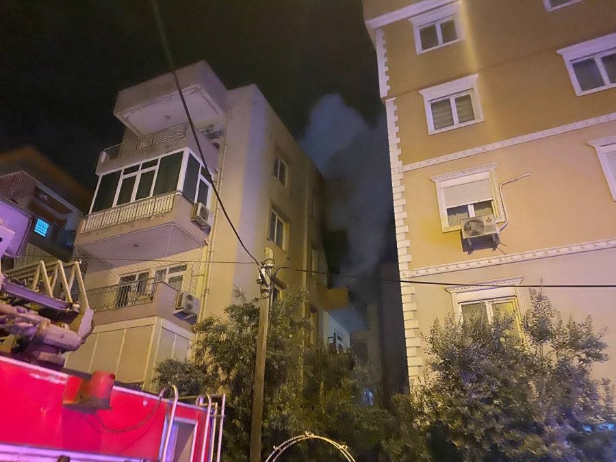 Öfkesini Evinden Çıkardı: Oturduğu Daireyi Ateşe Verip Kaçtı