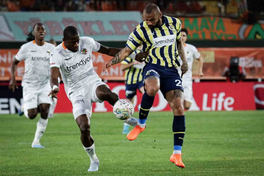 Spor Toto Süper Lig: Corendon Alanyaspor: 1 - Fenerbahçe: 0 (ilk Yarı)