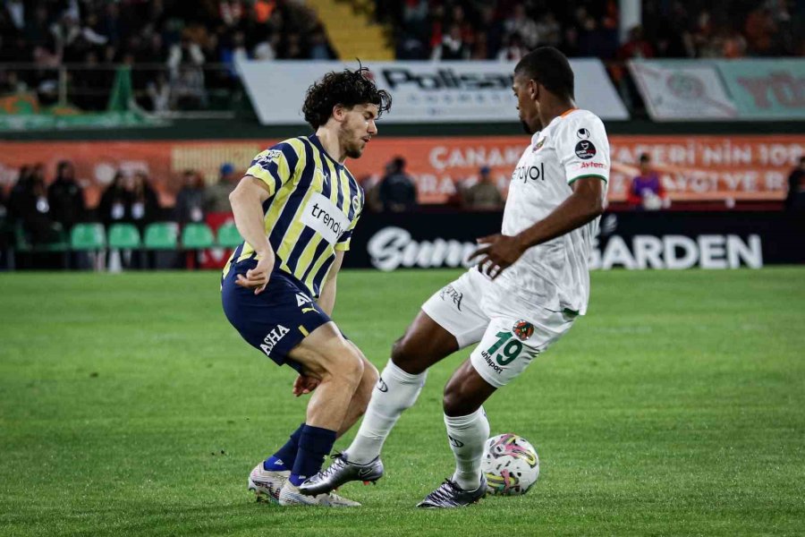 Spor Toto Süper Lig: Corendon Alanyaspor: 1 - Fenerbahçe: 0 (ilk Yarı)