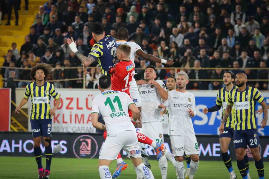 Spor Toto Süper Lig: Corendon Alanyaspor: 1 - Fenerbahçe: 0 (ilk Yarı)