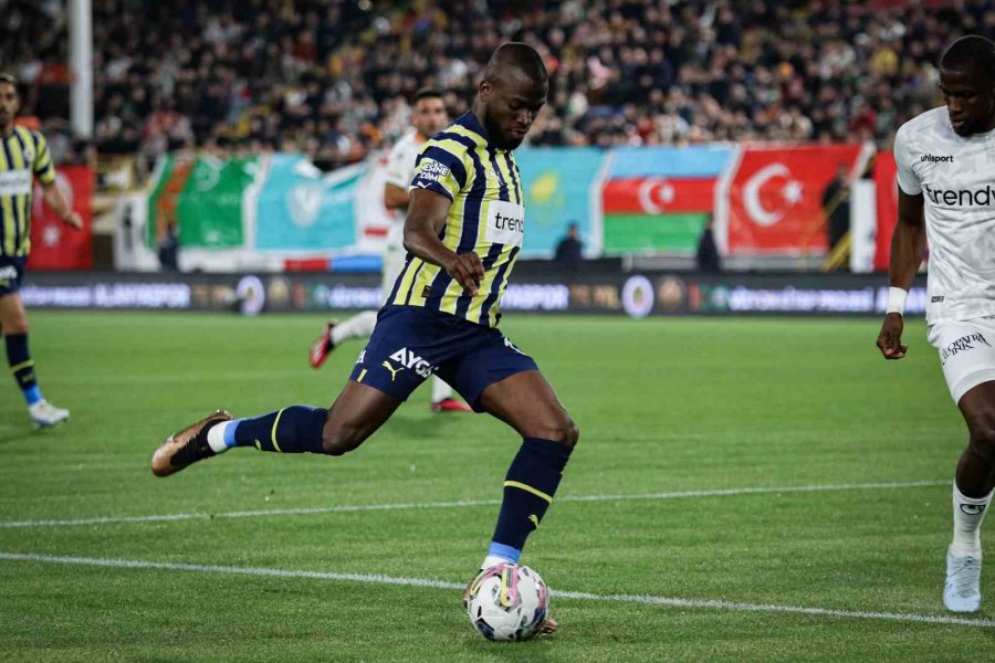 Spor Toto Süper Lig: Corendon Alanyaspor: 1 - Fenerbahçe: 0 (ilk Yarı)