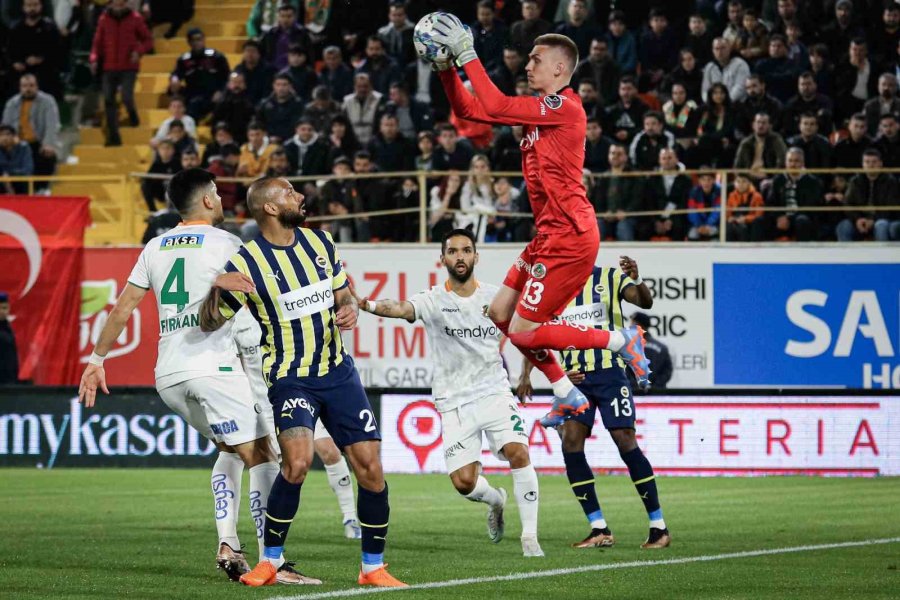 Spor Toto Süper Lig: Corendon Alanyaspor: 1 - Fenerbahçe: 0 (ilk Yarı)