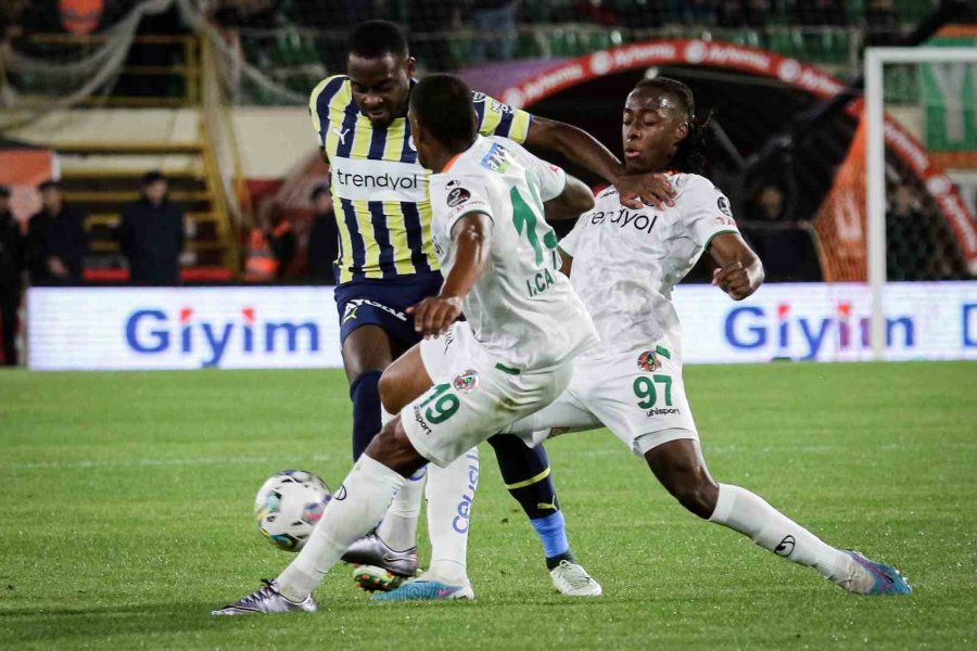 Spor Toto Süper Lig: Corendon Alanyaspor: 1 - Fenerbahçe: 0 (ilk Yarı)