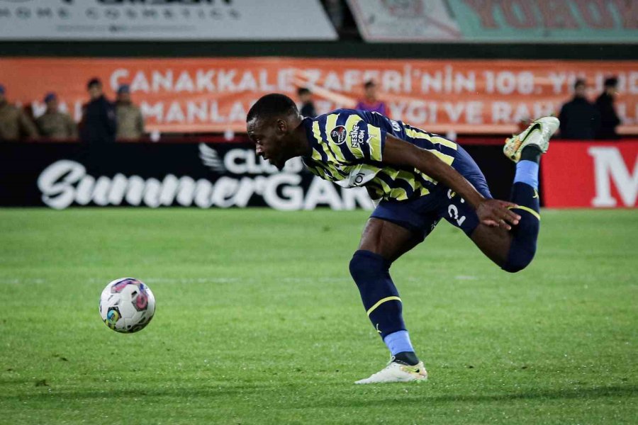 Spor Toto Süper Lig: Corendon Alanyaspor: 1 - Fenerbahçe: 0 (ilk Yarı)