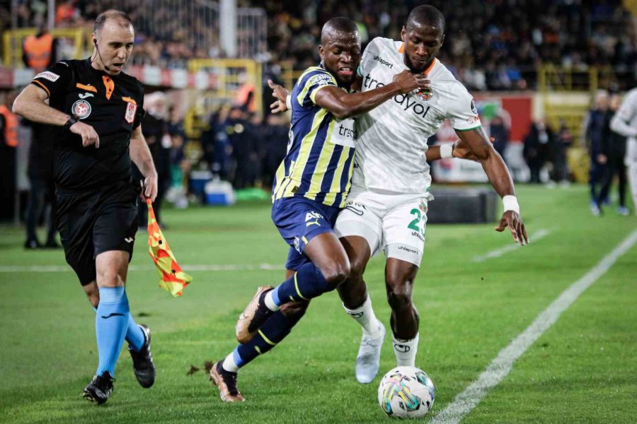 Spor Toto Süper Lig: Corendon Alanyaspor: 1 - Fenerbahçe: 0 (ilk Yarı)
