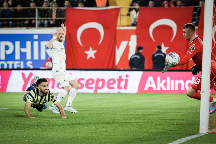 Spor Toto Süper Lig: Corendon Alanyaspor: 1 - Fenerbahçe: 0 (ilk Yarı)
