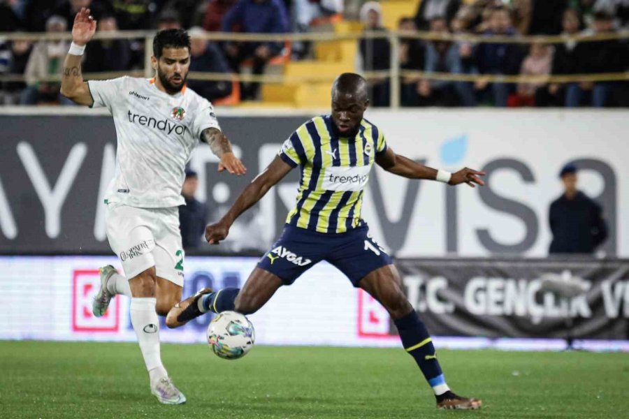 Spor Toto Süper Lig: Corendon Alanyaspor: 1 - Fenerbahçe: 0 (ilk Yarı)