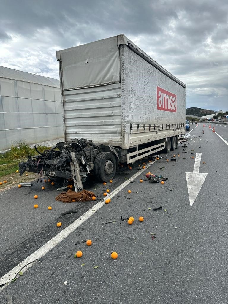 Tıra Arkadan Çarpan Kamyonun Kupasına Sıkışan Sürücü Uzun Uğraşlar Sonunda Kurtarıldı