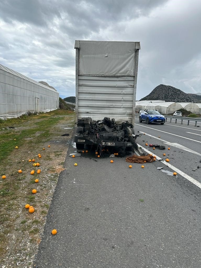 Tıra Arkadan Çarpan Kamyonun Kupasına Sıkışan Sürücü Uzun Uğraşlar Sonunda Kurtarıldı