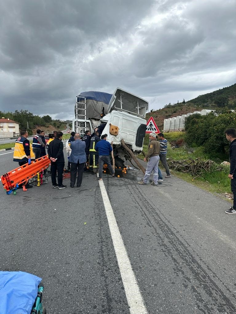 Tıra Arkadan Çarpan Kamyonun Kupasına Sıkışan Sürücü Uzun Uğraşlar Sonunda Kurtarıldı