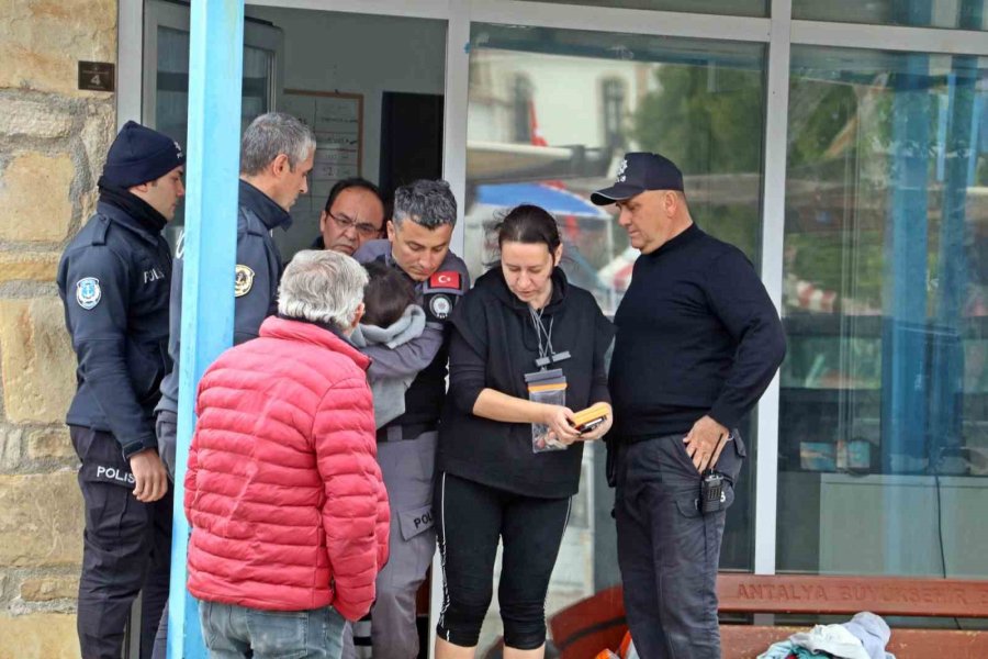 Antalya’da Sörf Tahtasıyla Açığa Sürüklenen Turistleri Deniz Polisi Kurtardı