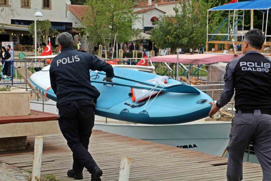 Antalya’da Sörf Tahtasıyla Açığa Sürüklenen Turistleri Deniz Polisi Kurtardı
