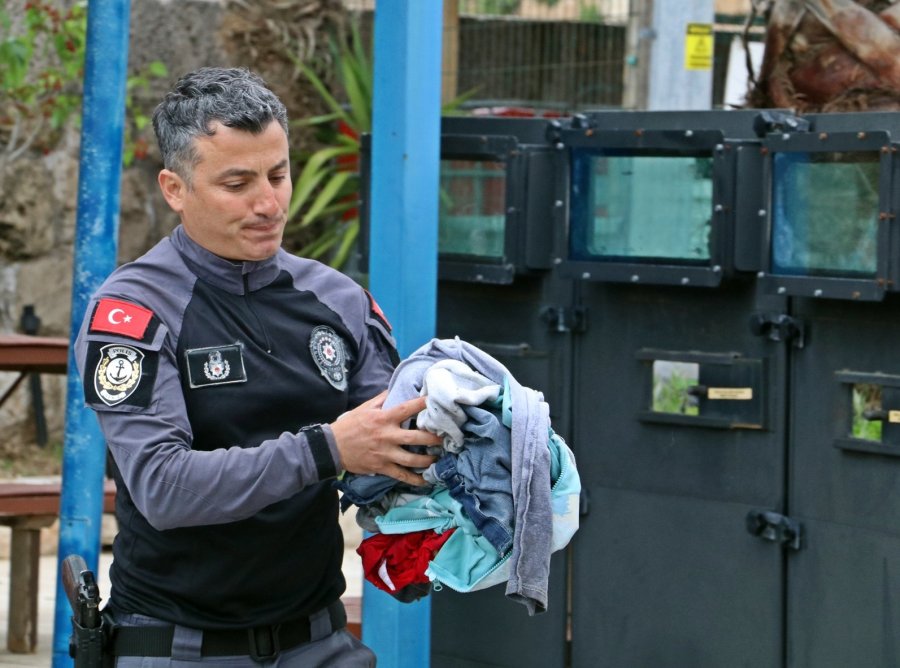 Antalya’da Sörf Tahtasıyla Açığa Sürüklenen Turistleri Deniz Polisi Kurtardı