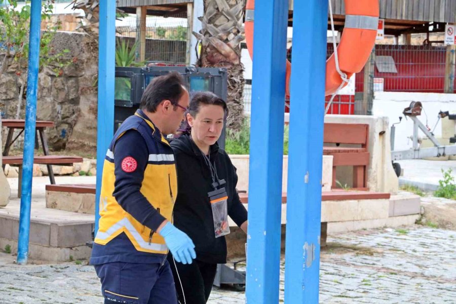Antalya’da Sörf Tahtasıyla Açığa Sürüklenen Turistleri Deniz Polisi Kurtardı