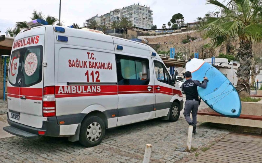 Antalya’da Sörf Tahtasıyla Açığa Sürüklenen Turistleri Deniz Polisi Kurtardı