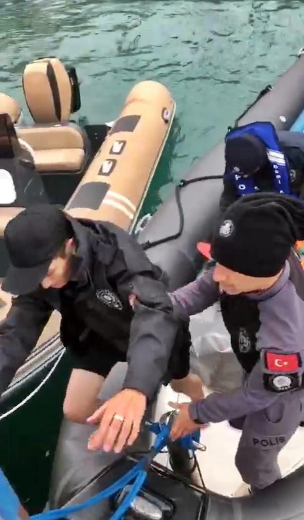 Antalya’da Sörf Tahtasıyla Açığa Sürüklenen Turistleri Deniz Polisi Kurtardı