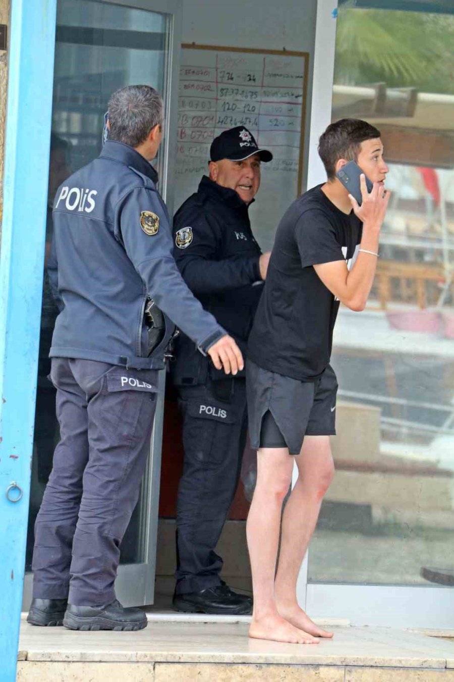 Antalya’da Sörf Tahtasıyla Açığa Sürüklenen Turistleri Deniz Polisi Kurtardı