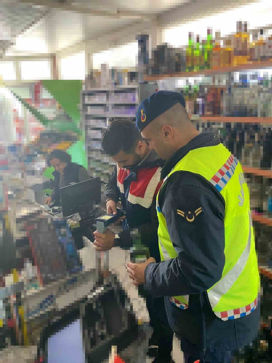 Antalya’da Bin 669 Şahıs Sorgulandı, 30 Litre Sahte Alkol Ele Geçirildi