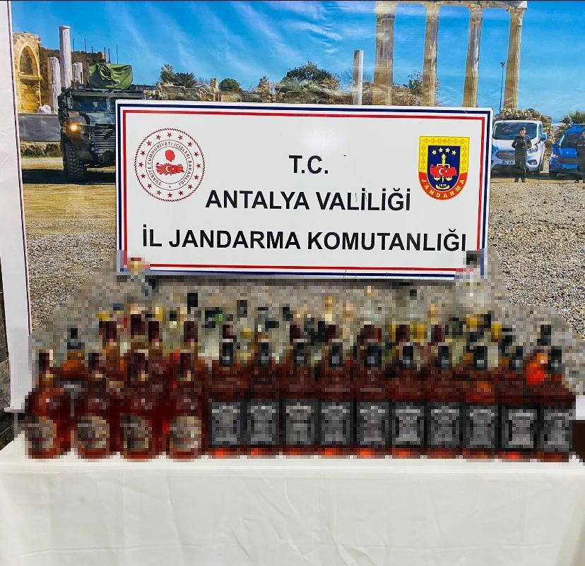 Antalya’da Bin 669 Şahıs Sorgulandı, 30 Litre Sahte Alkol Ele Geçirildi