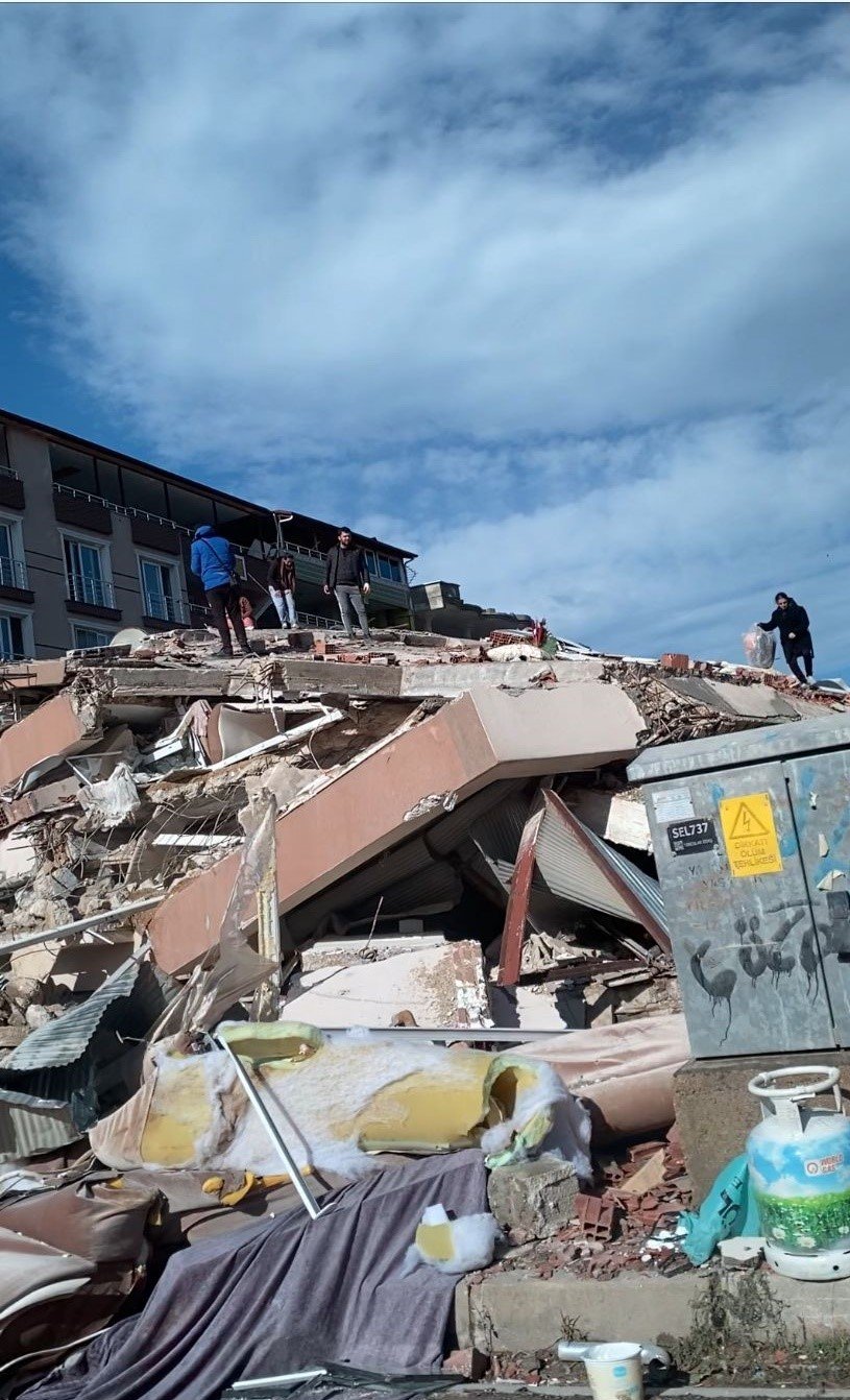 Enkazdan Mutfak Kapısı Sayesinde Çıktılar