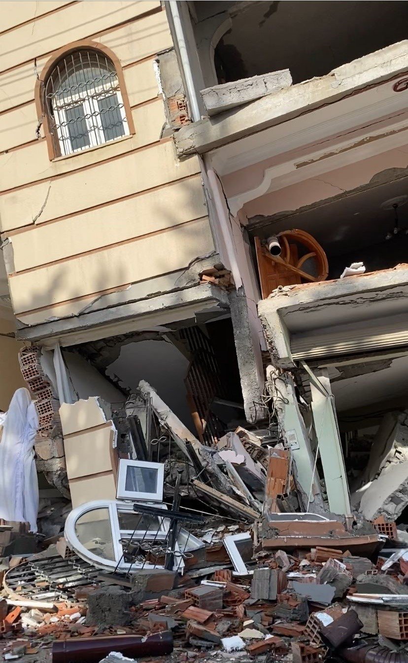 Enkazdan Mutfak Kapısı Sayesinde Çıktılar