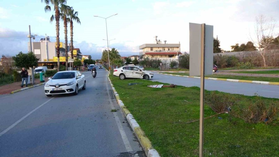 Kamyonun Çarptığı Otomobil, 50 Metre İleride Durabildi