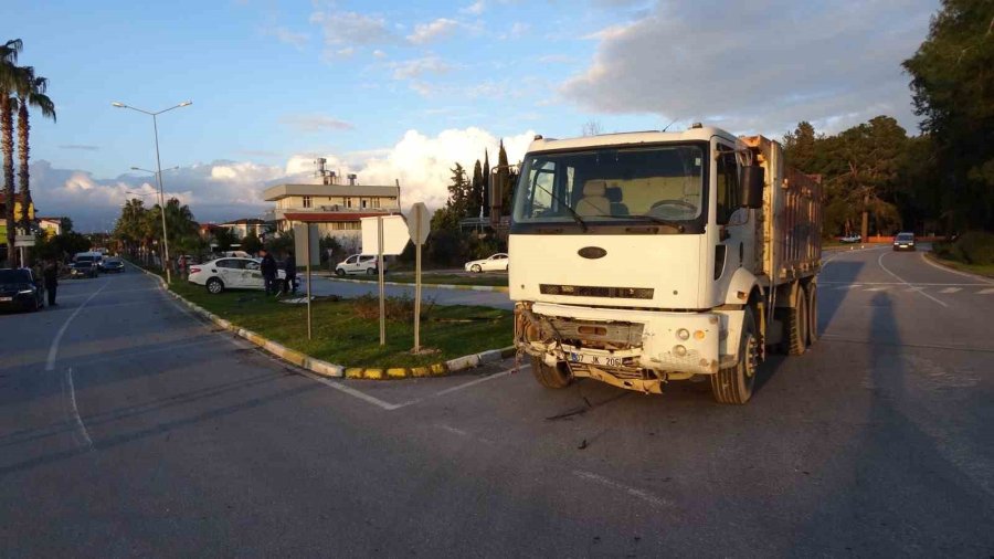 Kamyonun Çarptığı Otomobil, 50 Metre İleride Durabildi