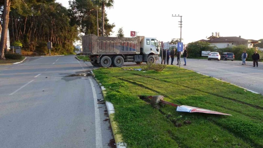 Kamyonun Çarptığı Otomobil, 50 Metre İleride Durabildi
