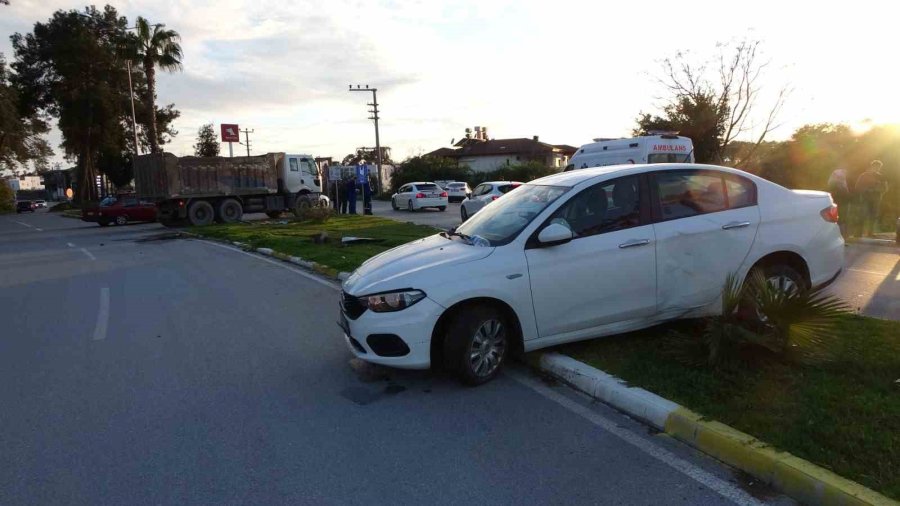 Kamyonun Çarptığı Otomobil, 50 Metre İleride Durabildi