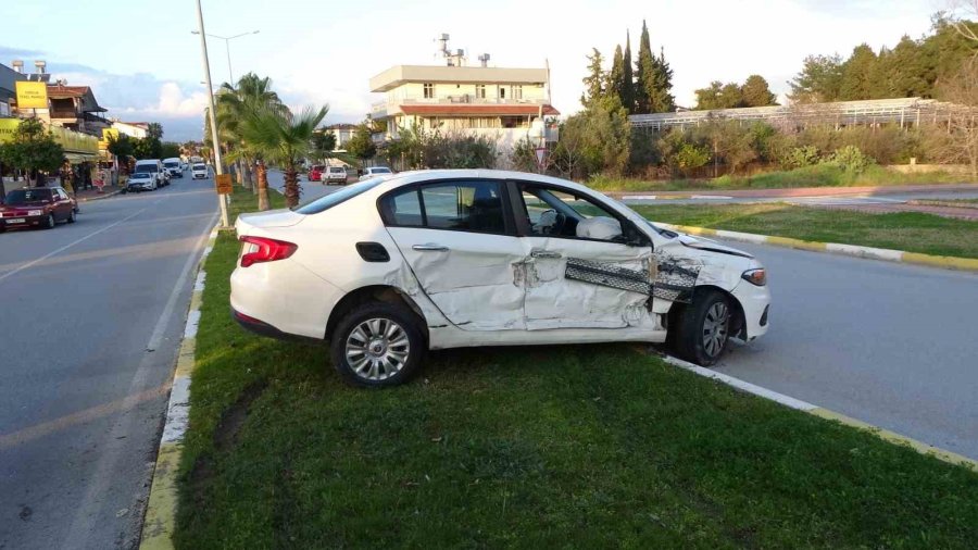 Kamyonun Çarptığı Otomobil, 50 Metre İleride Durabildi