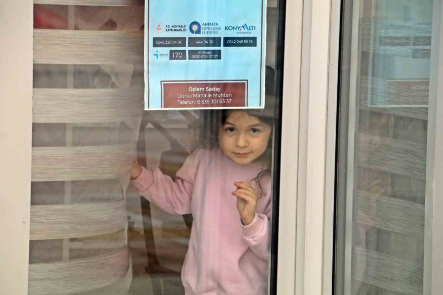 Enkazdan Mutfak Kapısı Sayesinde Çıktılar