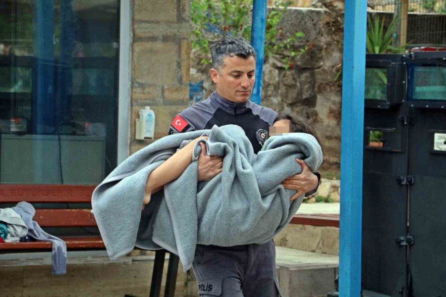 Antalya’da Sörf Tahtasıyla Açığa Sürüklenen Turistleri Deniz Polisi Kurtardı