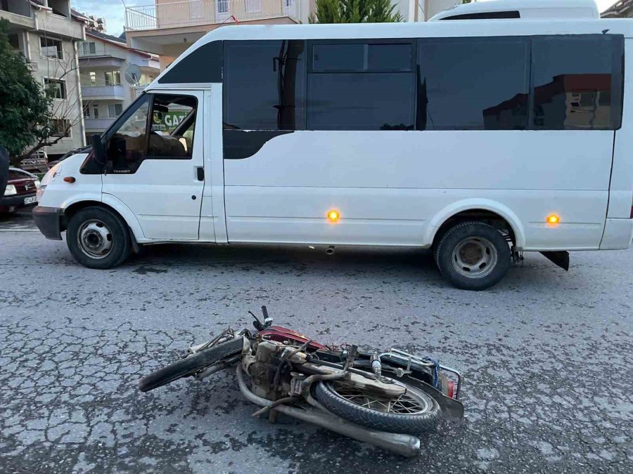 Alkollü Motosiklet Sürücüsü Minibüsün Aynasına Takıldı