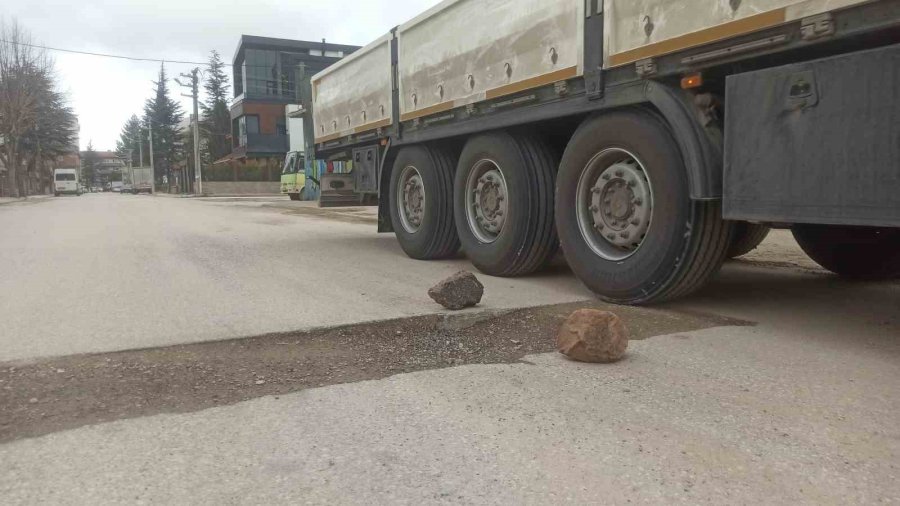 Bozuk Yola ‘taşlı’ Önlem Şaşırttı